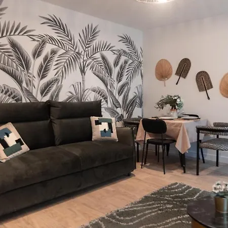 Апартаменты Rez De Chausse Dans Rue Pavee 4 Pers Nation Париж