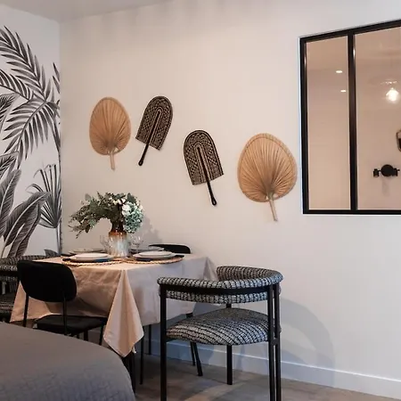 Apartment Rez De Chausse Dans Rue Pavee 4 Pers Nation Paris