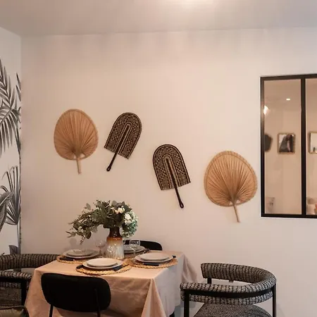 Apartment Rez De Chausse Dans Rue Pavee 4 Pers Nation Paris