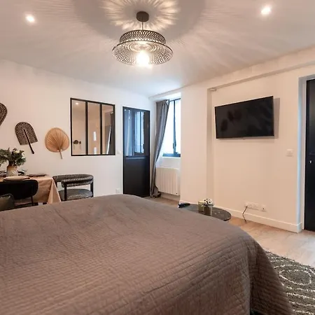 Apartment Rez De Chausse Dans Rue Pavee 4 Pers Nation Paris