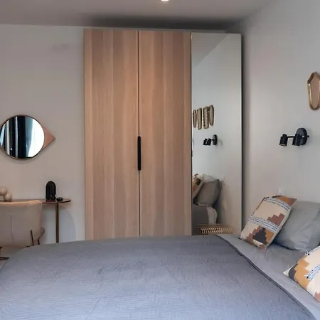 Rez De Chausse Dans Rue Pavee 4 Pers Nation * Paris