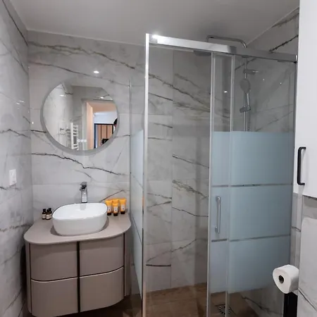 Rez De Chausse Dans Rue Pavee 4 Pers Nation Apartment *